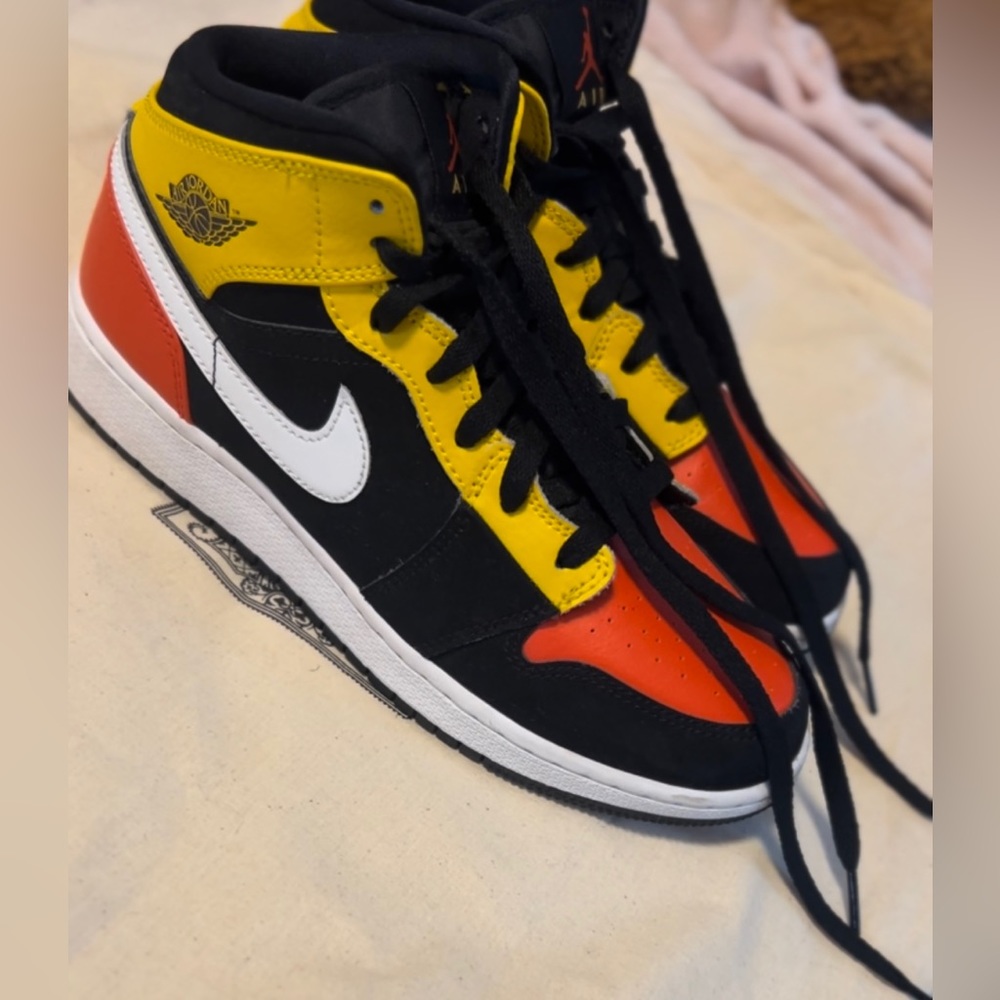 Jordan 1 mid ‘Black Amarillo’
